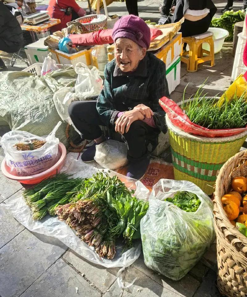 我建议大家，出门一定要带点现金。
今天，我去市场买菜，看见一个非常老的老阿婆在卖