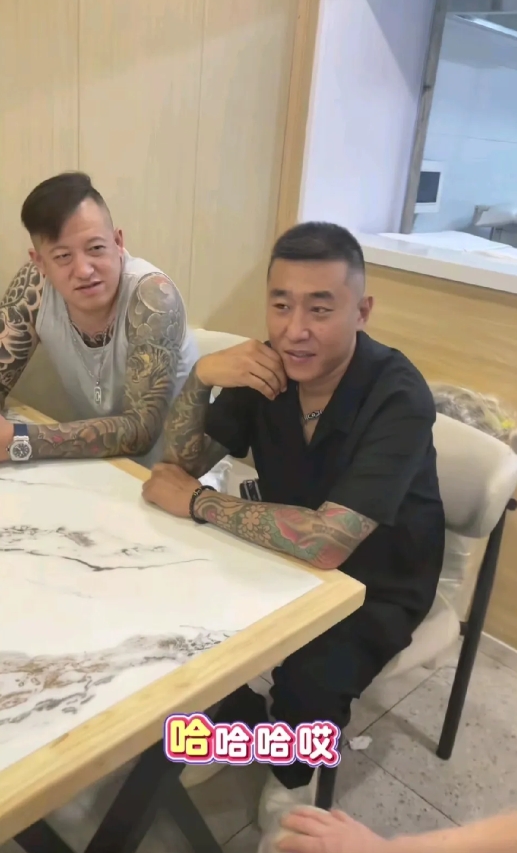 看到了温馨的画面，昨天看见杨威老师和洋司令，霍先生，大勇你们在一起， 其乐融融真