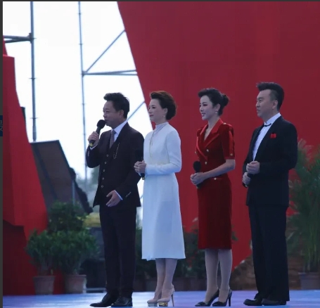 李思思，170cm，端庄大气，是我最喜欢的主持人之一。