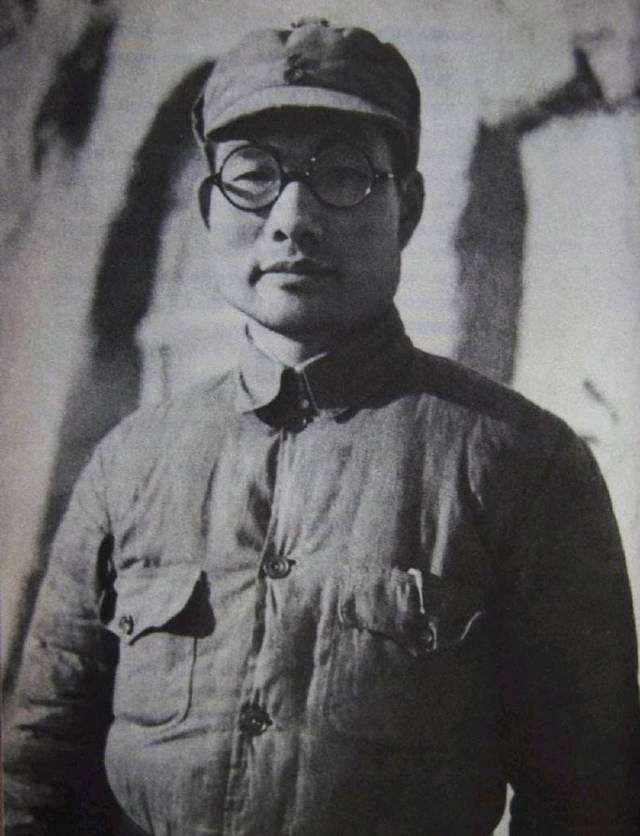 萧劲光担任八路军后方留守兵团司令员时，经常和国民党方面打交道，来问电文都经过毛主