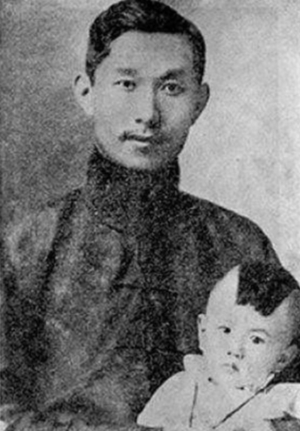 1904年，22岁的蔡锷迎娶29岁的刘长姑，可是等花轿到了门口，新娘却坚持不肯出