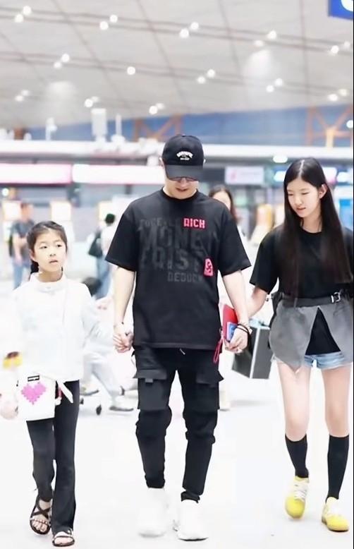 三个女儿三朵花！
汪峰上辈子一定是积善行德、拯救了银河系，上天才赐予他三个如此可