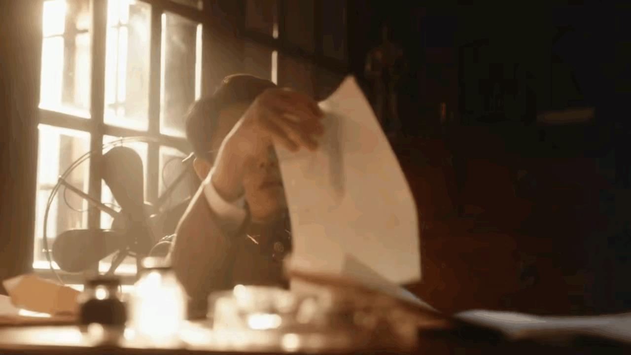 肖战新剧《谍报上不封顶》再现《陈情令》魏无羡“皮笑肉不笑”式演技。
而这种诡异的