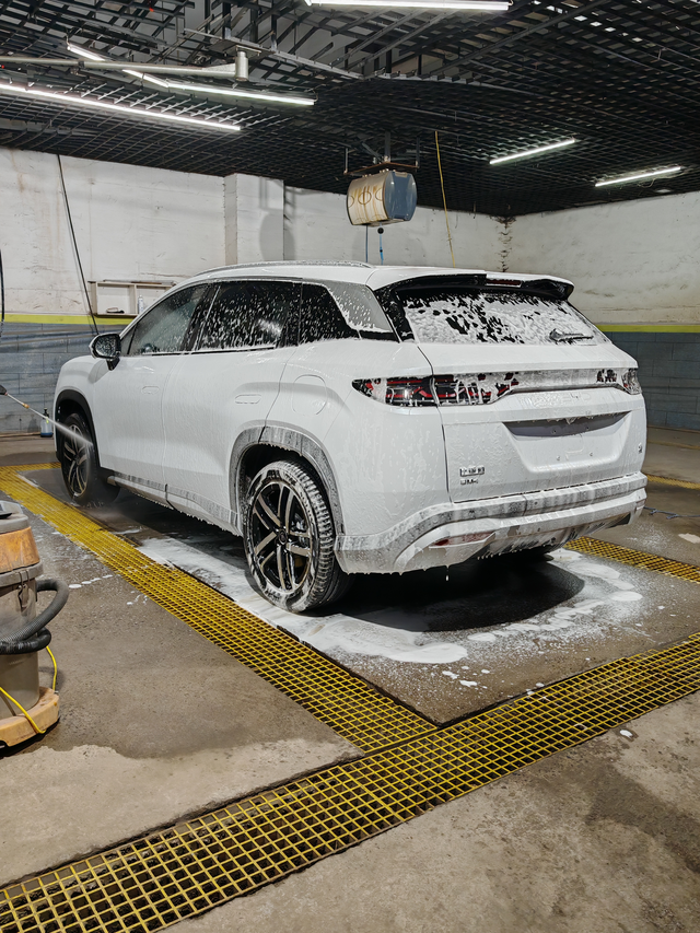 宋Ldmi缺点合集
1.新车异味大，我车开了半年了，跑了一万多公里了，刚买回车也