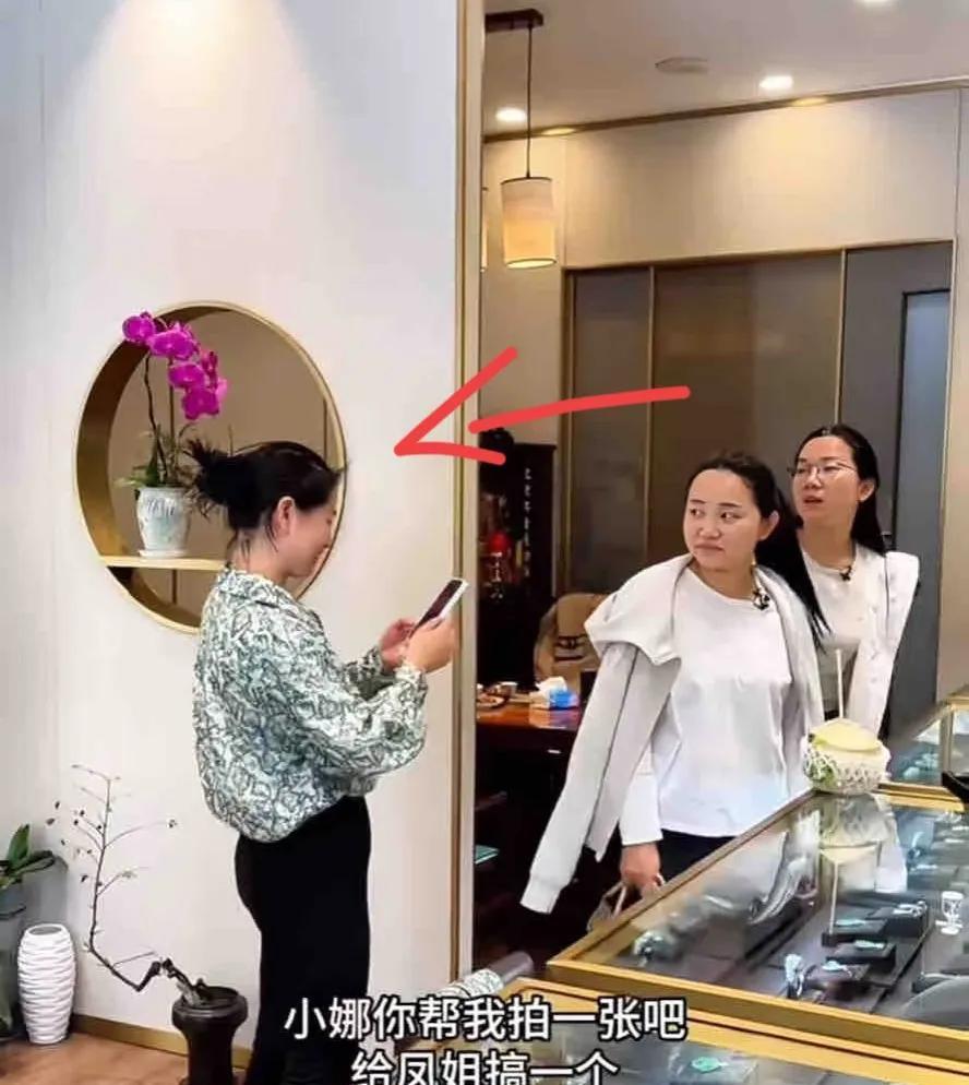 小凤和红姐这对主仆，应该离闹翻不远了！
你看小凤这个眼神，已经不知嫌弃红姐到什么