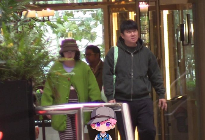 阚清子下台阶被老公贴心搀扶 孕晚期似心情不佳 ​​​