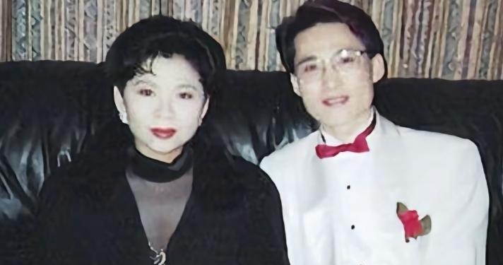 80年代，董文华与友人的一张留影
