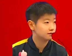 孙颖莎又换发型了
这是要参加比赛的前奏
莎莎有个习惯
每次参加比赛前准要
从“头