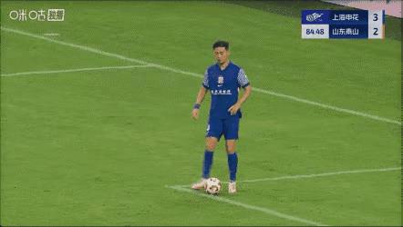 中超不知道从什么时候开始这种战术！小禁区两侧各1名防守球员，守门员开球给其中一个