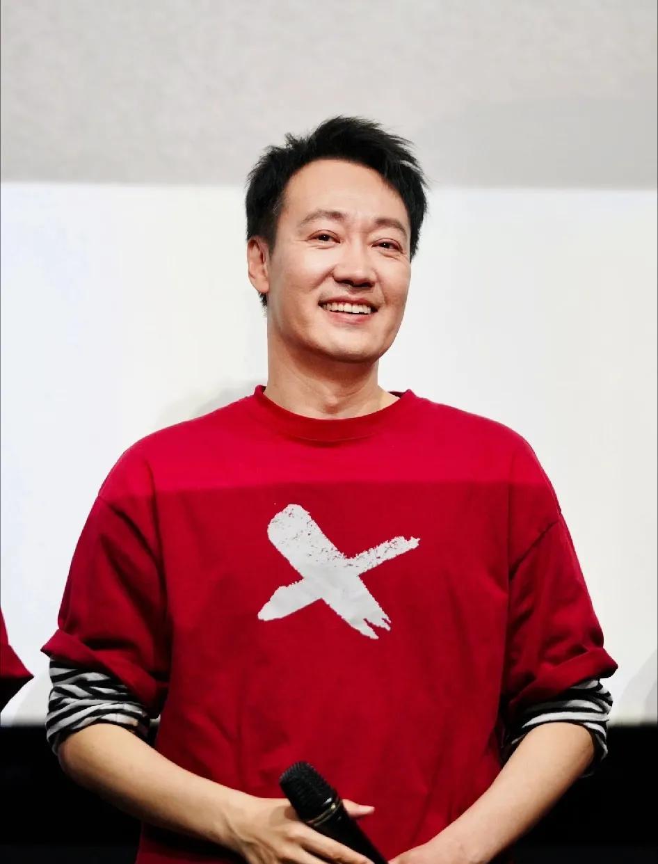 有网友说，
辛柏青大概率不会再结婚了
不是因为他年纪轻轻就失去爱人，也不是因为他