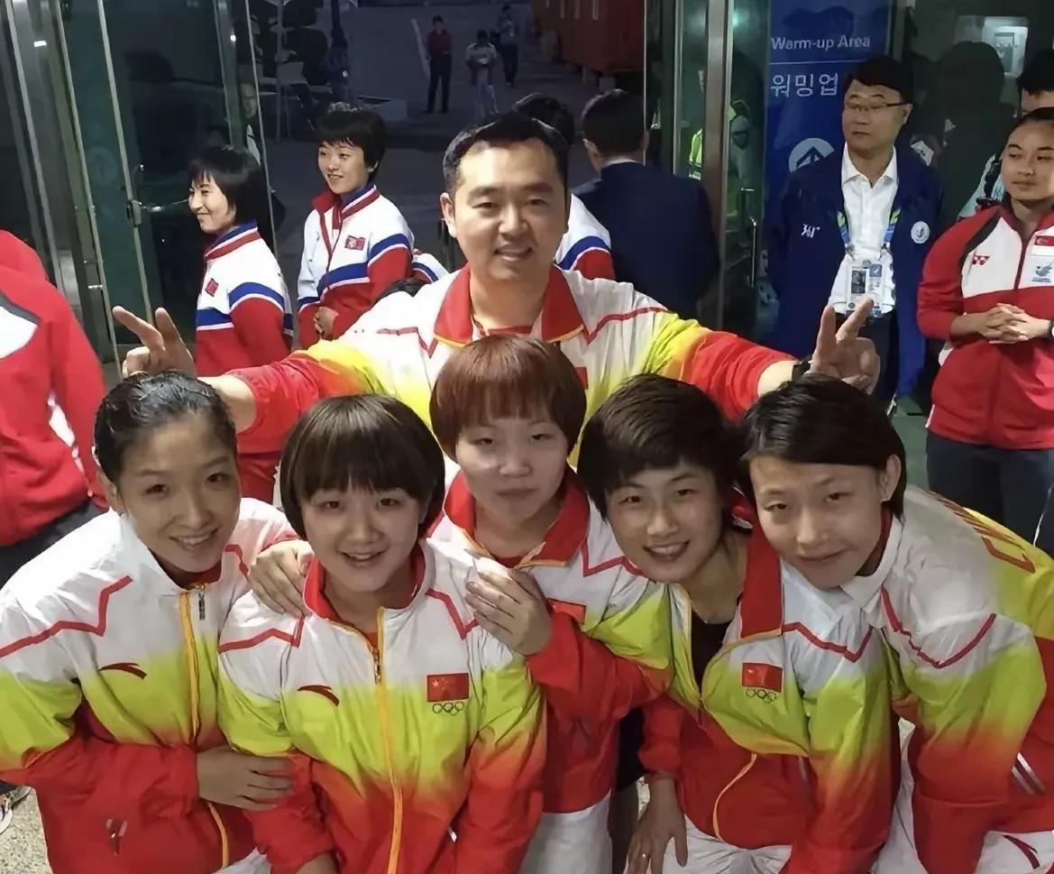 国乒“五朵金花”和她们的教练孔令辉。
陈梦最乖巧，朱雨玲笑容最甜蜜。还有三朵金花
