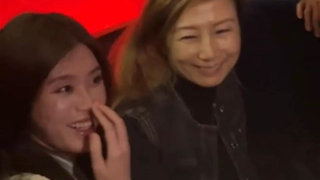 何猷君夫妇现身王嘉尔生日派对，奚梦瑶疯狂补妆，三人关系很好
