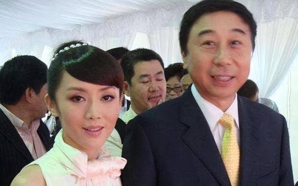 “我就是冯巩的秘密情人，他答应分手给我五十万，现在却翻脸不认人！”2004年，老