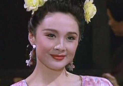 公元255年，孙权的小女儿被判斩首。行刑前，她质问亲姐：“孙鲁班，我跟你是一母所