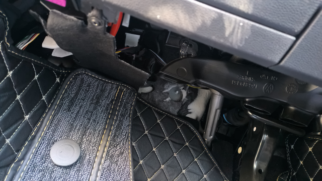 2023款速腾超越方向盘下面就是这样的嘛
新车买来几天刚看到，这前面少块板？