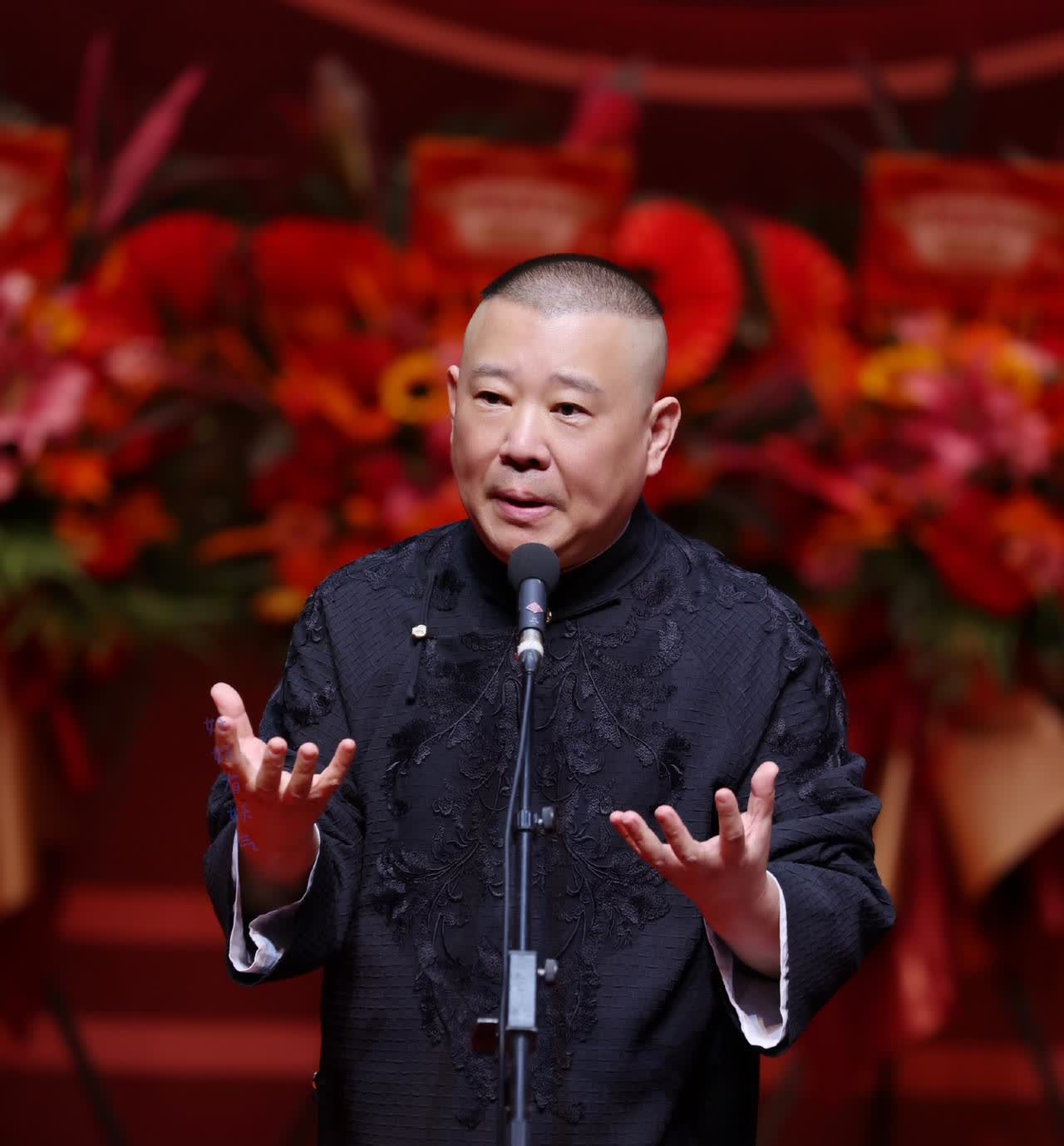 郭德纲最近可能很慌吧
不是因为尚九熙何九华的事情
也不是因为曹金的事情

