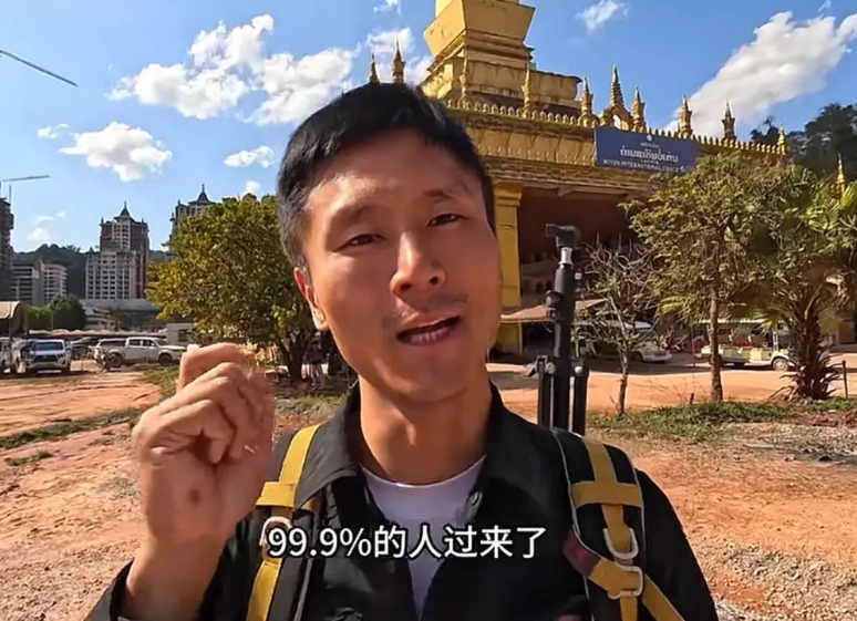 刘伟元回国过老挝海关，又遇到老挝海关工作人员索要小费的问题，刘伟元直接拒绝了他们