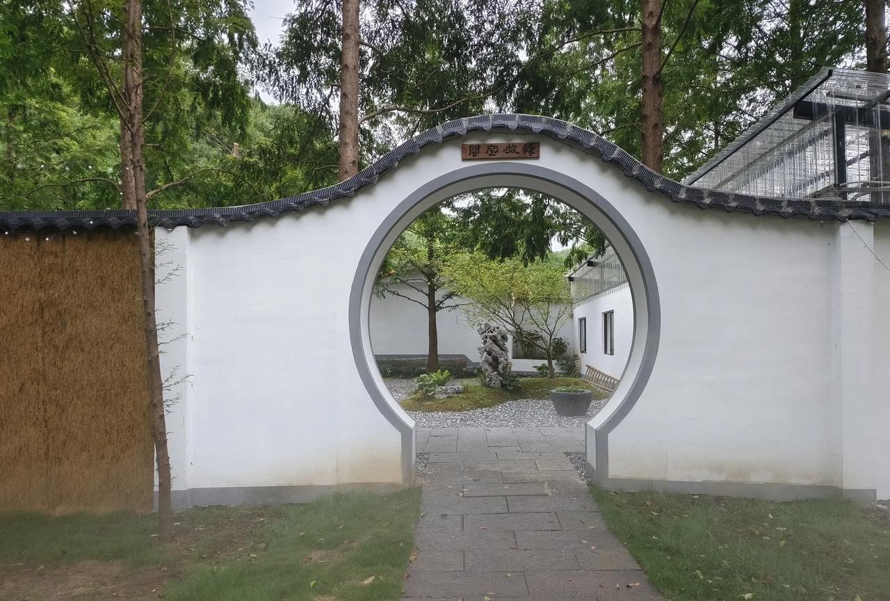 1860年，在《中俄北京条约》签订后，海参崴（wǎi）被割让给沙俄，后来，俄国人
