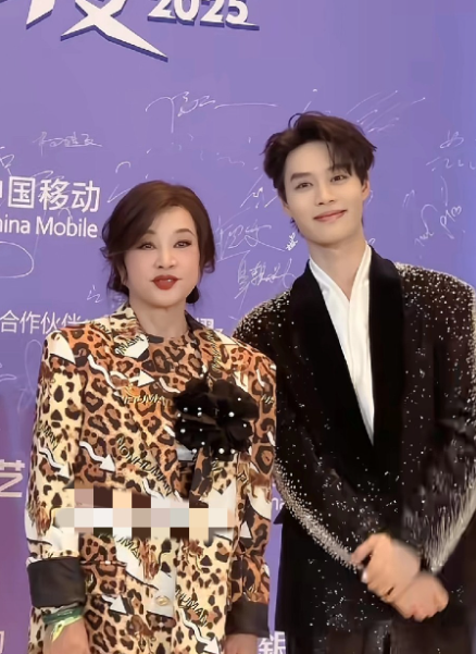 说实话，别的不说，太羡慕庆奶这身体和精神状态了，比我强一百倍，刘晓庆永远的积极阳