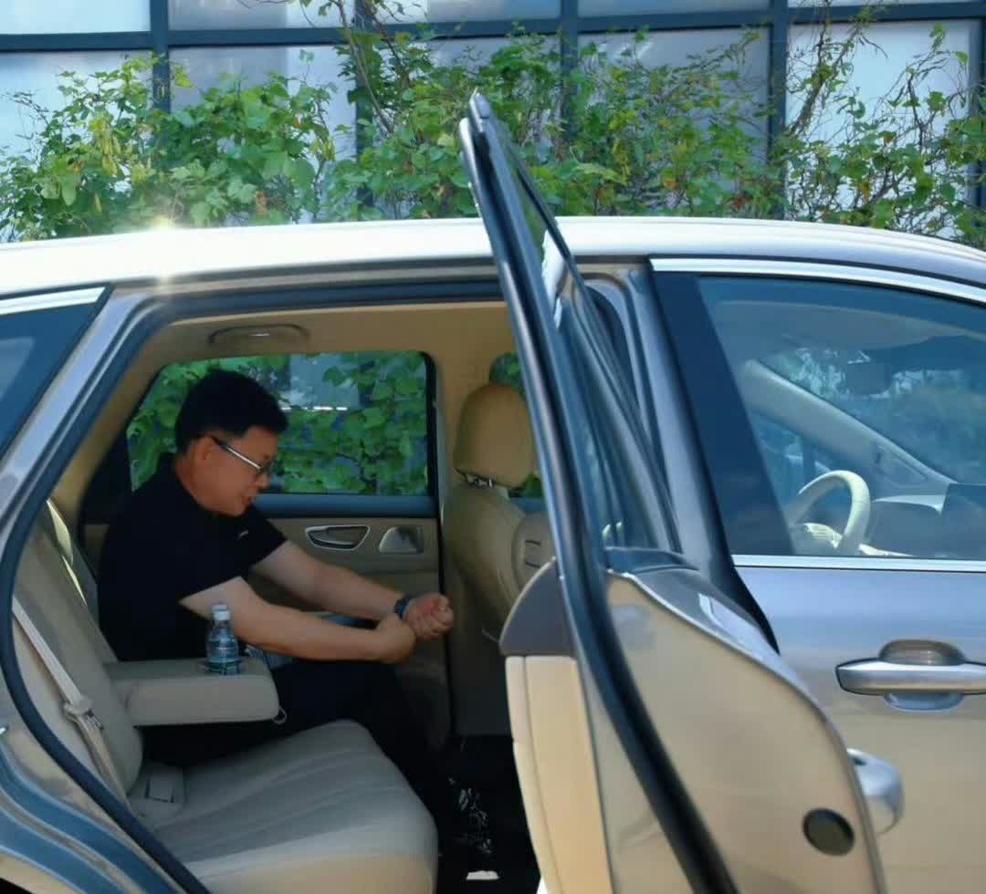 华为余承东直接演示尚界H5后排空间了！
这样看这款车的后排空间可真的是非常的大