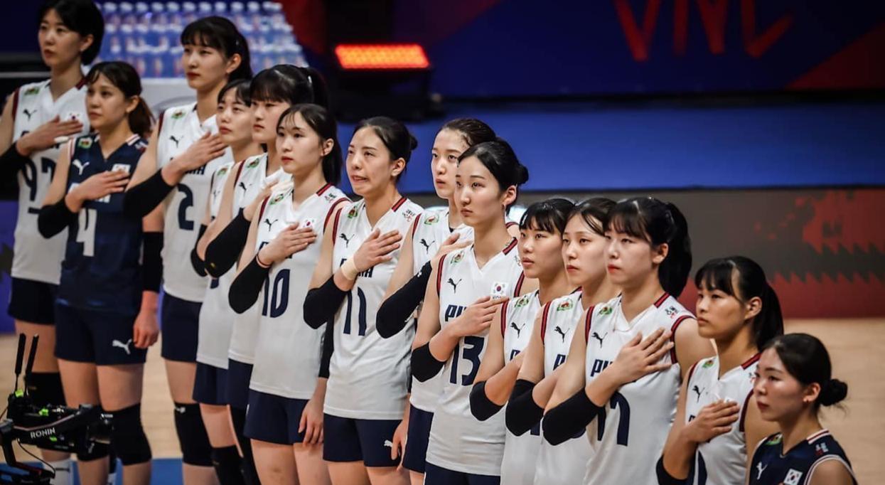 随着泰国2-3输给加拿大，拿到宝贵的1分，韩国女排降级。
韩国女排目前世界排名第