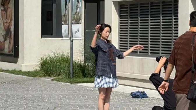 董洁自己当老板后更有魅力了，亲自在路边当模特出图！