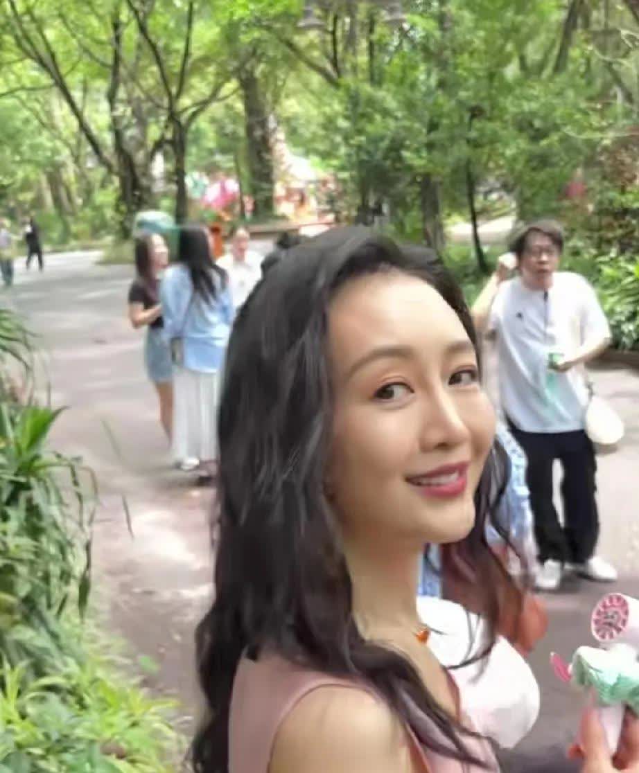 有人说，王鸥穿着睡衣逛大街，
这真的是睡衣吗？
倒是像过去地主婆穿的凌罗绸缎