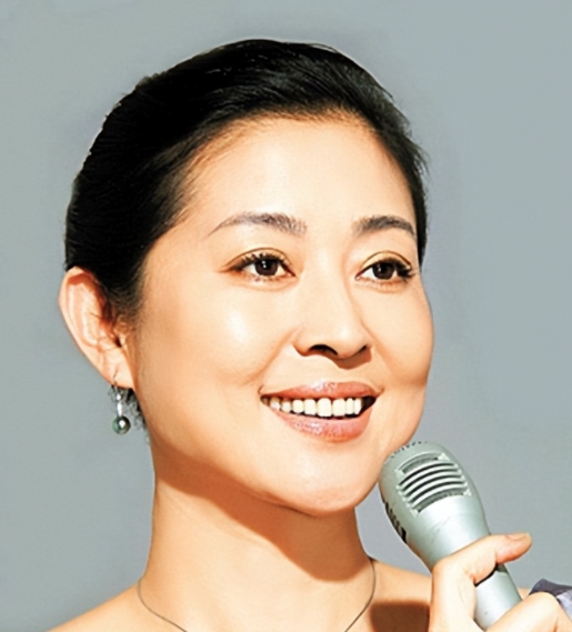 一天夜里，倪萍正哼着歌在厨房炖汤，陈凯歌突然从后面抱着她：“我们分手吧。对不起！