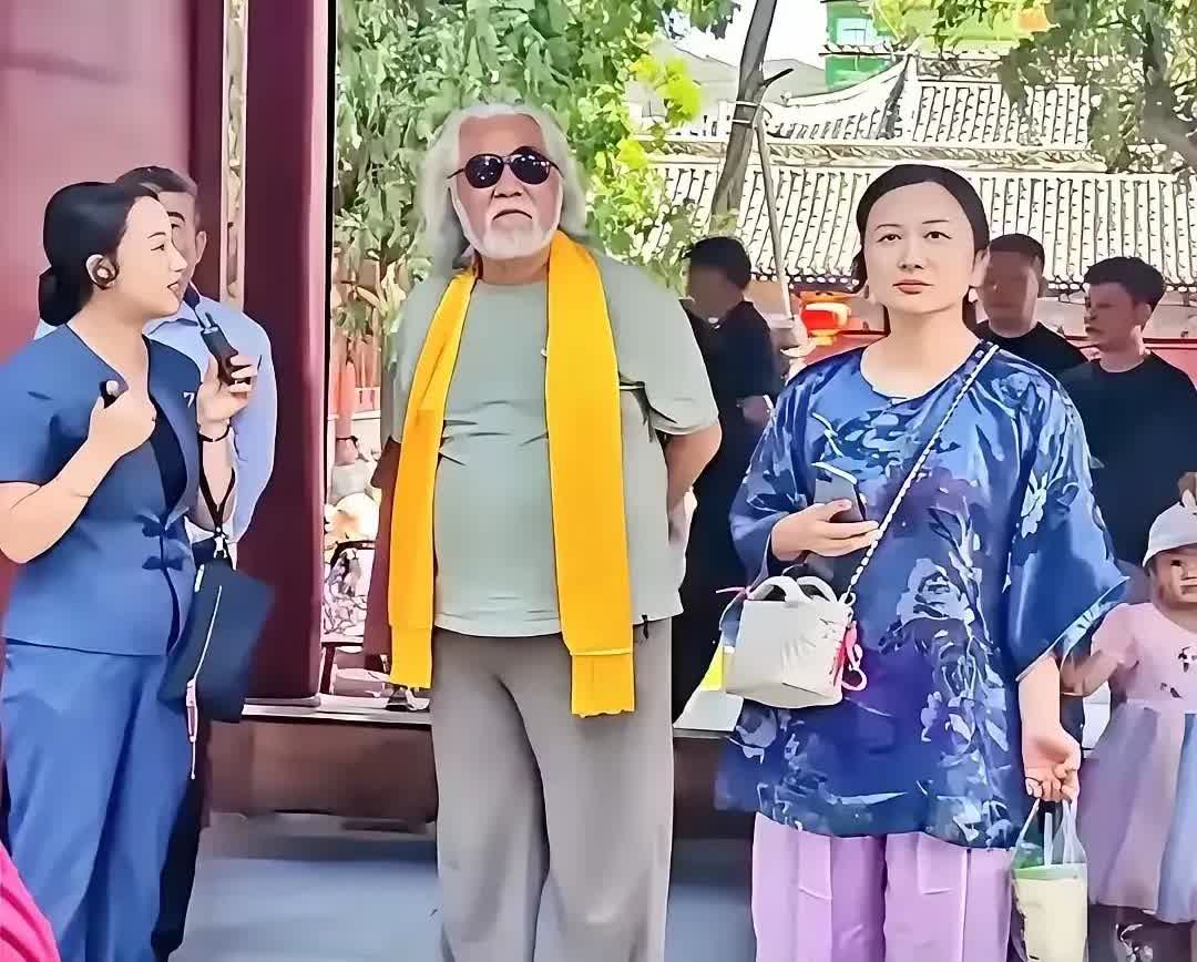 杜星霖生了三个孩子后真的变化不小，发福了，虽然有保姆带娃，自己只管美美哒就行，但