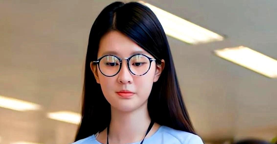 关雎尔用邱莹莹的窘迫，替自己遮羞。三万块，是她“乖乖女”人设的封口费。
她不敢找