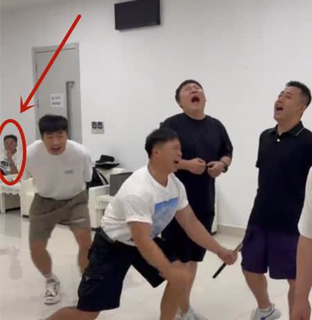 郭德纲师徒后台排练，于谦一旁淡定玩手机。郭德纲在后台唱《大西厢》，孔云龙、烧饼、