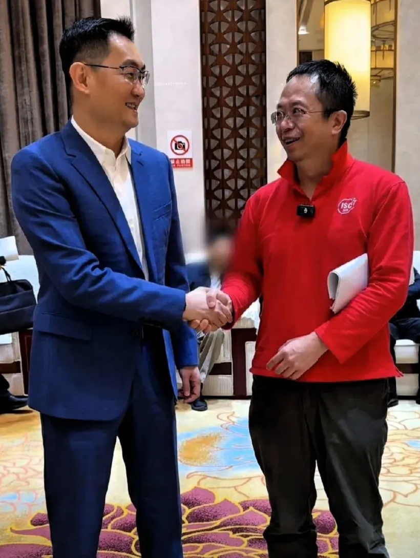 刷到马化腾和周鸿祎同框的视频，真算见识了啥叫“圈层碾压”！想当年360和腾讯掐得
