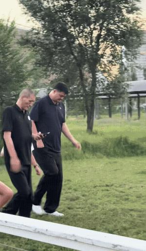 姚明到访内蒙古，好兄弟巴特尔尽地主之谊，到蒙古包大吃大喝。别担心，都是巴特尔自掏