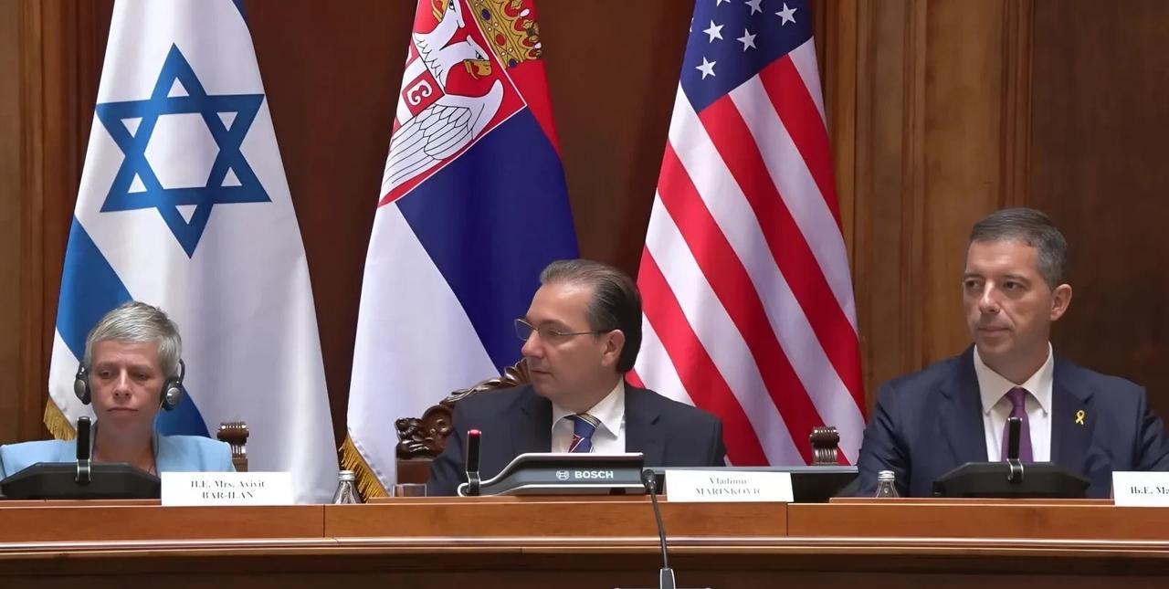 塞尔维亚，倒向美国以色列。塞尔维亚是俄罗斯的传统盟友，但迫于北约的巨大压力，极力