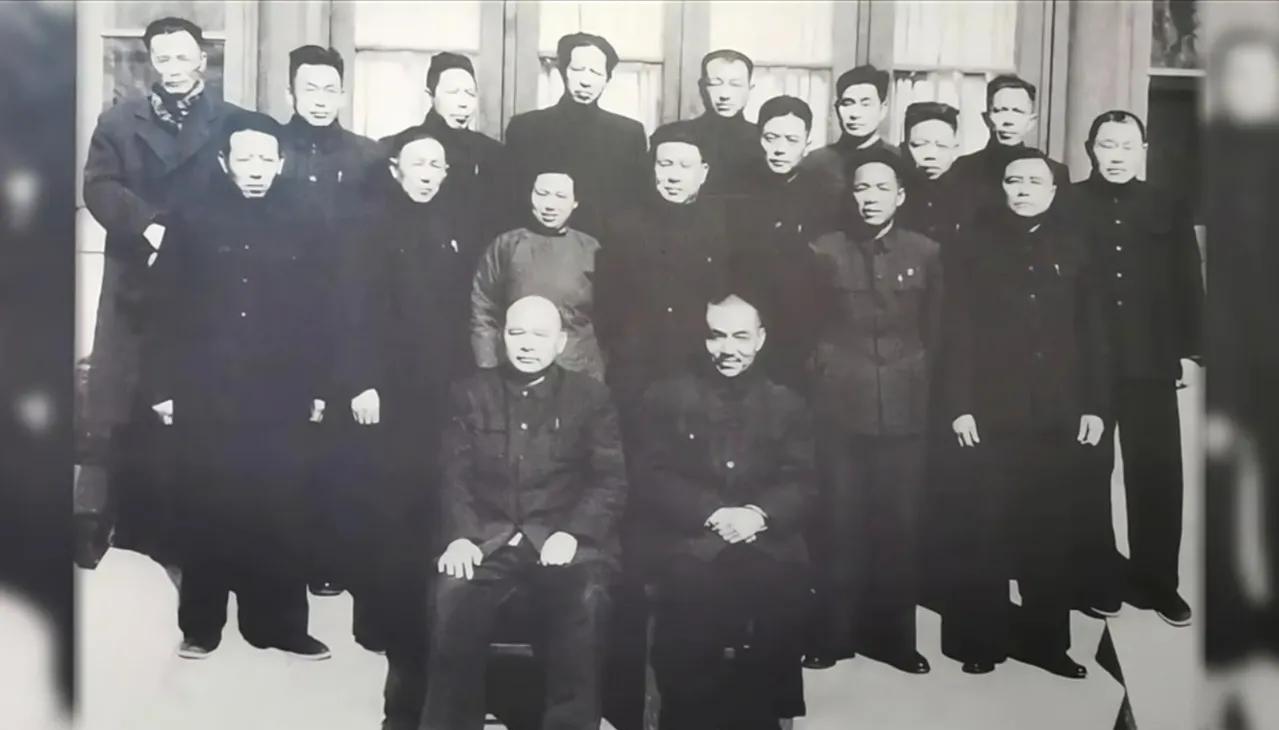 这张合影中，与徐海东同坐前排C位的是郑位三 。他是红25军和鄂豫皖根据地重要创始