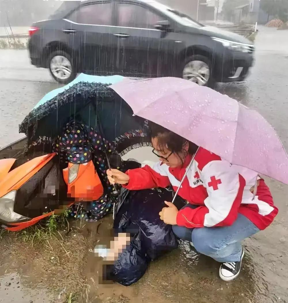 太感动了！一产妇路边临盆，9岁女孩路过，情急之下将校服脱下包裹婴儿后，转身离开，