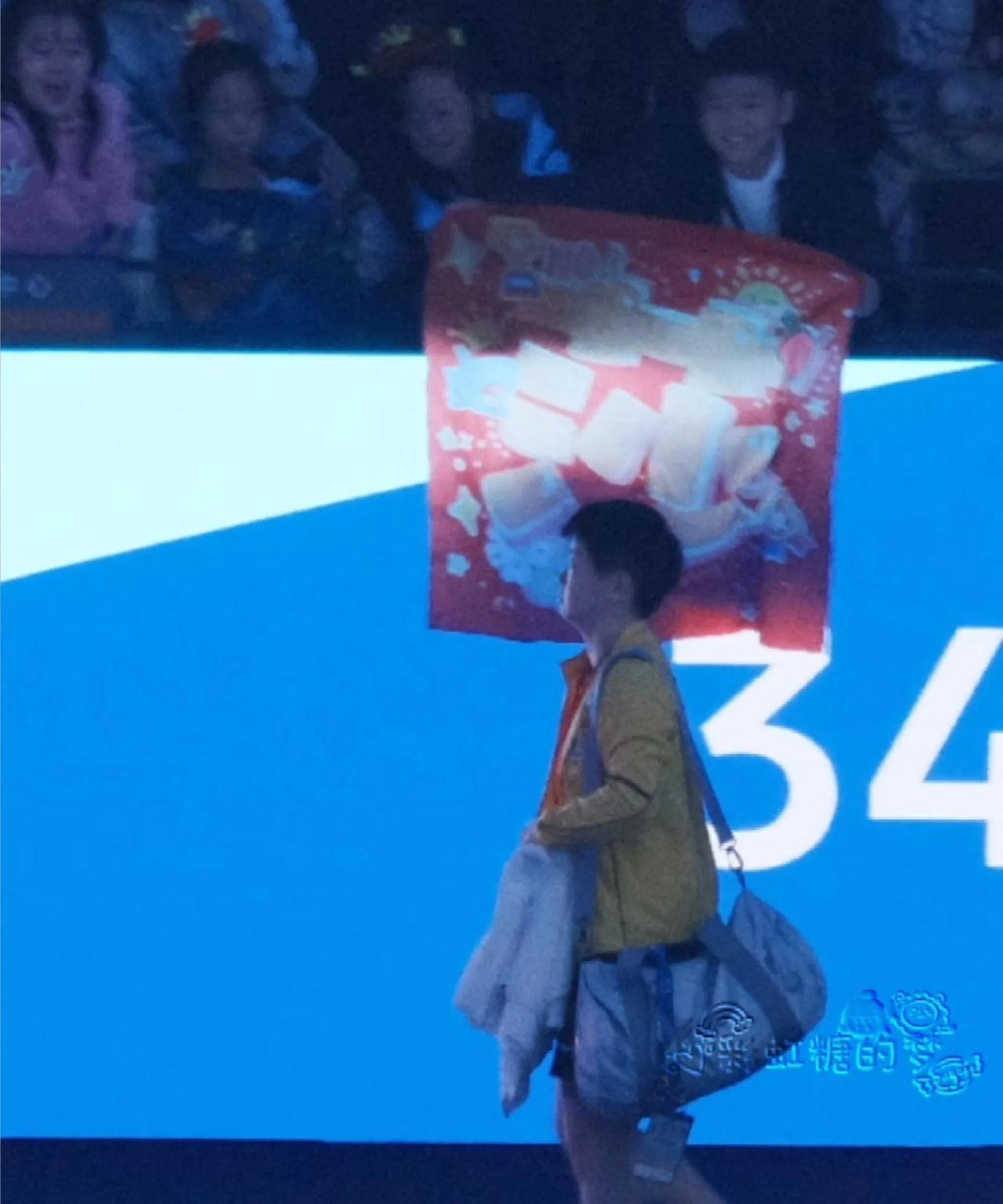 小朋友手中的莎莎！
孙颖莎已经深入人心，大朋友小朋友都喜欢她！
这是体育精神和毅