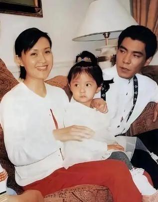 1989年，22岁的歌手屠洪刚在美国演出时，遇到了年仅19岁的中美混血美女黛西，