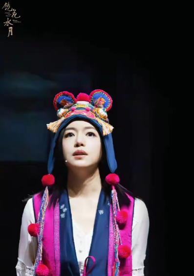 陈妍希出演话剧演技被盛赞！谢幕现场把观众萌翻，因太挤被挤哭？
陈妍希主演话剧《镜