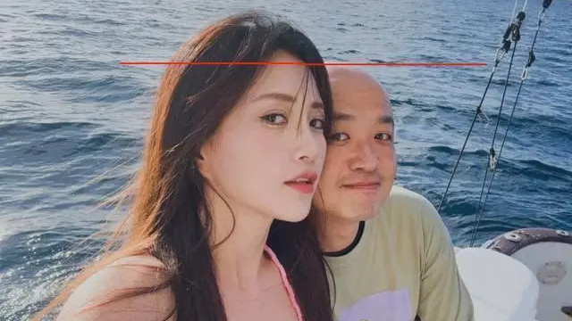 包文婧素颜晒大肚照，穿紧身裙大方展示，女儿饺子抱狗躺床上大笑