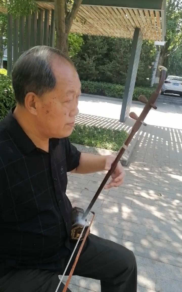 迟到的二胡梦
小时候，二胡那悠扬的声音就像种子，落在我的心中。可家穷，连温饱都解