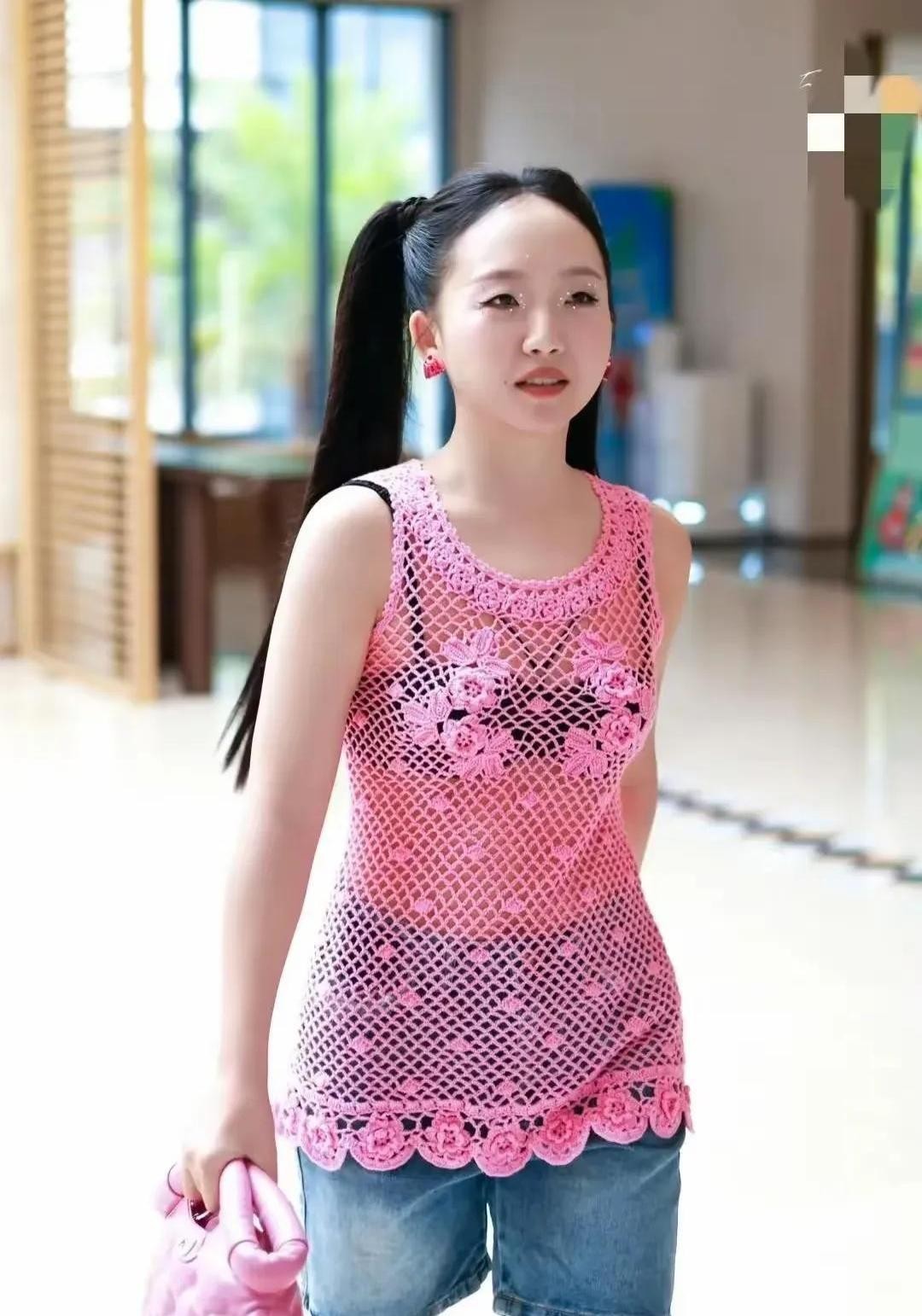 辣目洋子近照曝光引发热议！

网友发现这位以