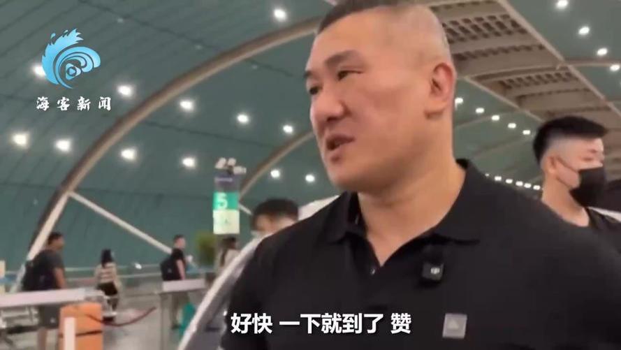 "馆长"高铁初体验，直播惊呆台湾网友：这和岛内说的完全不一样！