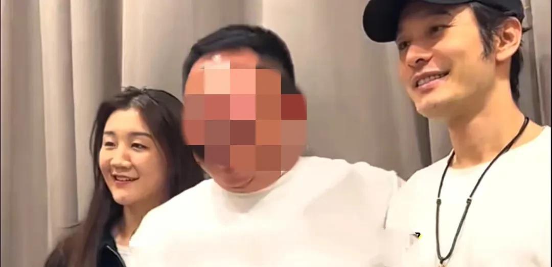 近日，著名演员黄晓明约奥运冠军陈梦聚餐，两人是亲戚关系，回青岛老家的黄晓明约了表