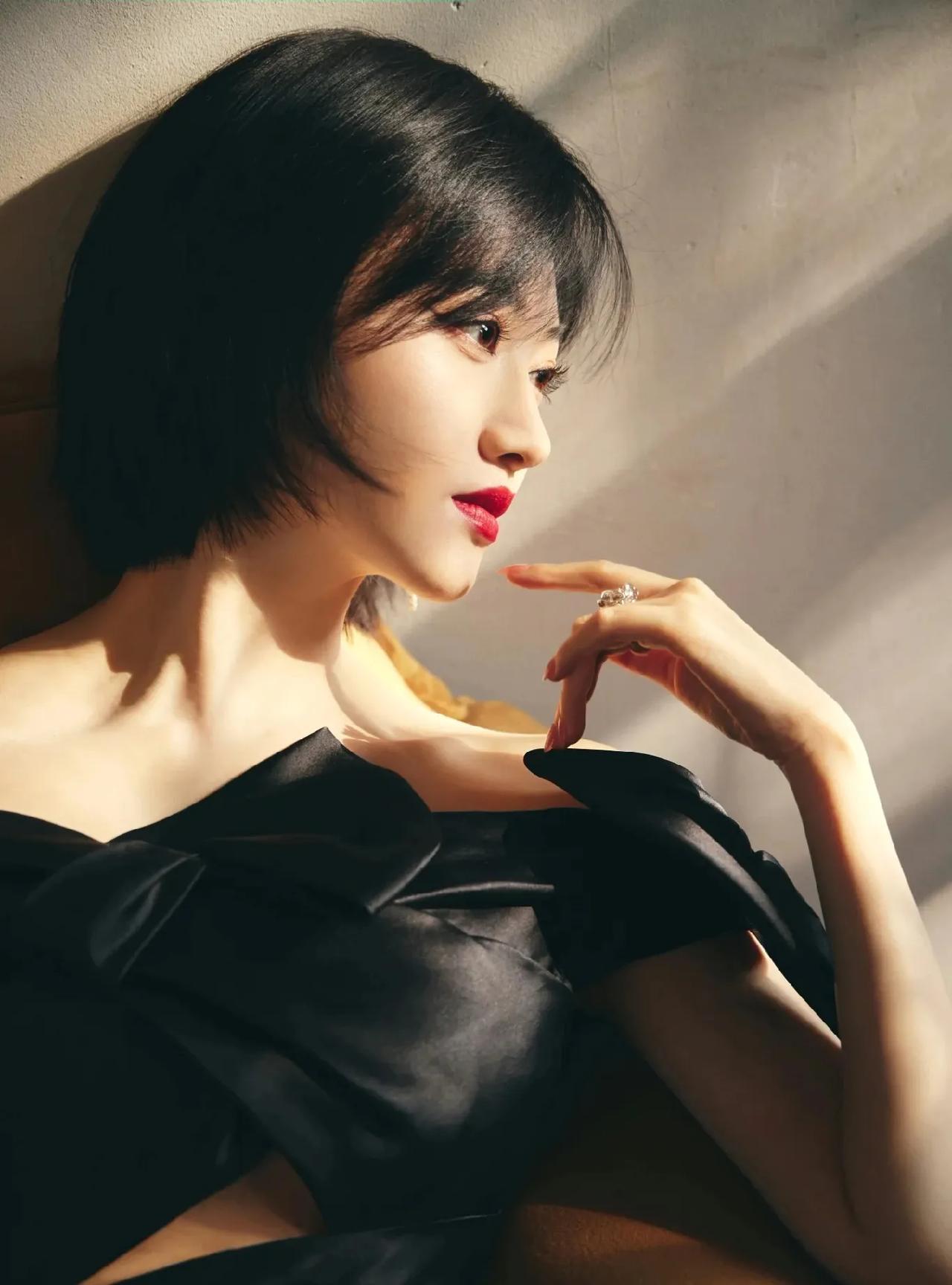 没想到景甜短发也这么有女人味，裙子也很有个性。#景甜#