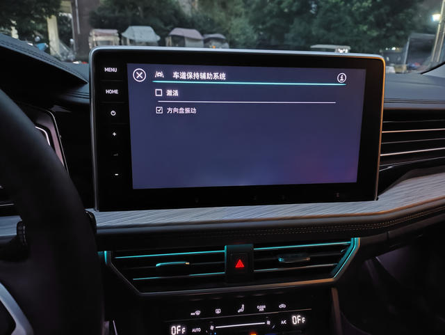 速腾卓越车道保持问题！
车道保持和车道居中不是一回事，速腾的车道保持就是描边大师