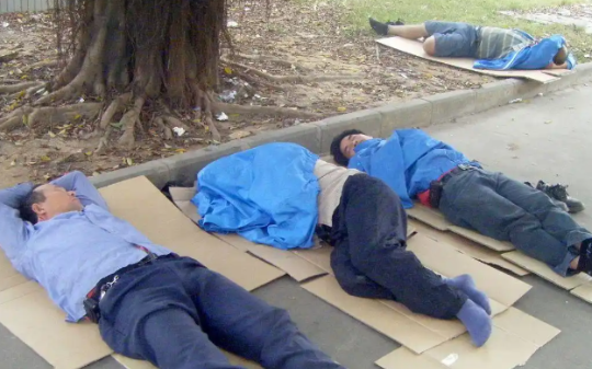 年轻人为什么集体躺平？温铁军一语揭开真相：被资本养成“工具人”，不躺平还能干嘛？