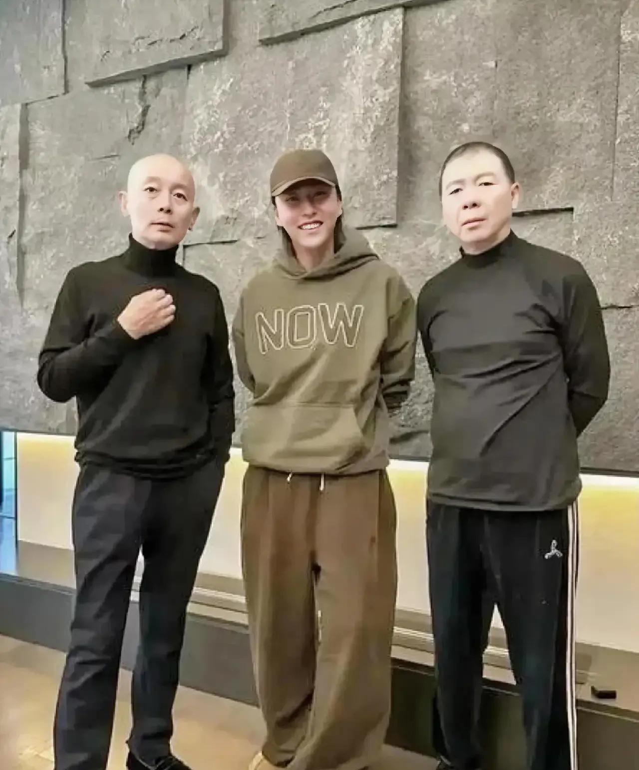 中间位置的男生是谁？能够站在二位大佬中间
