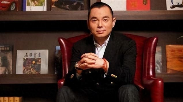 “内地刘銮雄”：曾身价过亿，围猎各类女星，如今却泪洒在直播间