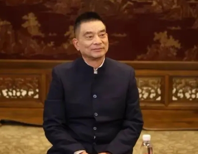 突然中国的企业家都醒了。

​这得归功于DS。

​马云不去搞卖菜app了，死磕
